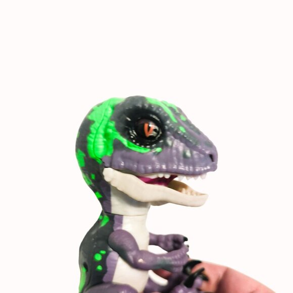 Fingerlings Interactive Untamed Raptor Razor Purple & Green Dinosaur Toy - Picture 3 of 3